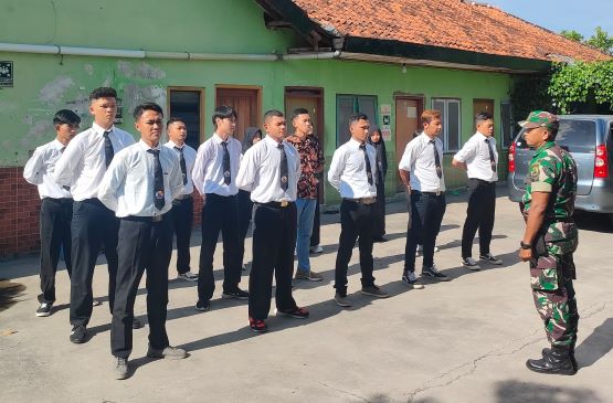 Koramil Berikan Sosialisasi Fisik, Mental, dan Disiplin di Kelas Bahasa Korea Intensif Angkatan 160 Koramil Berikan Sosialisasi Fisik, Mental, dan Disiplin di Kelas Bahasa Korea Intensif Angkatan 160
